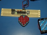 Atmel na srcdi, devitivoltovou baterku na jazyku!
